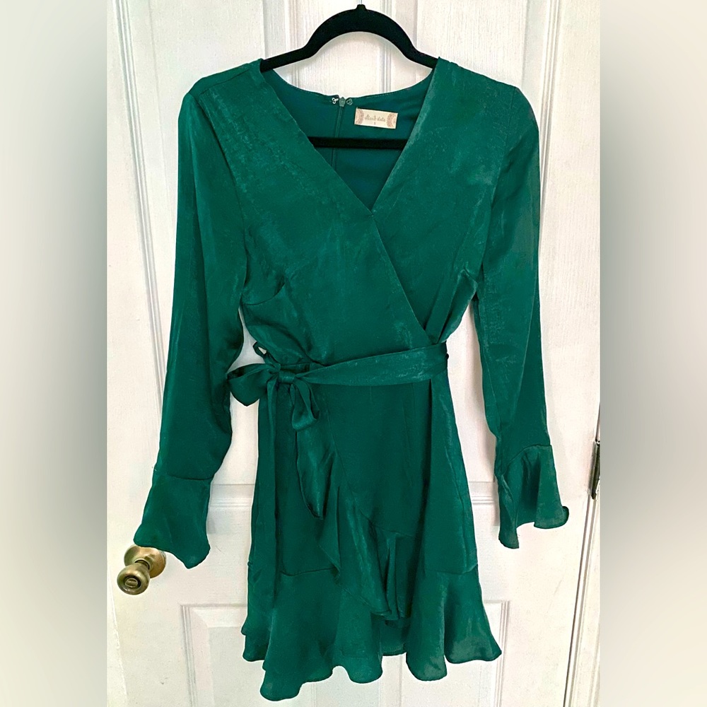 HOLIDAY Stunning Green satin wrap style dress w ruffle hem lined sz S EUC